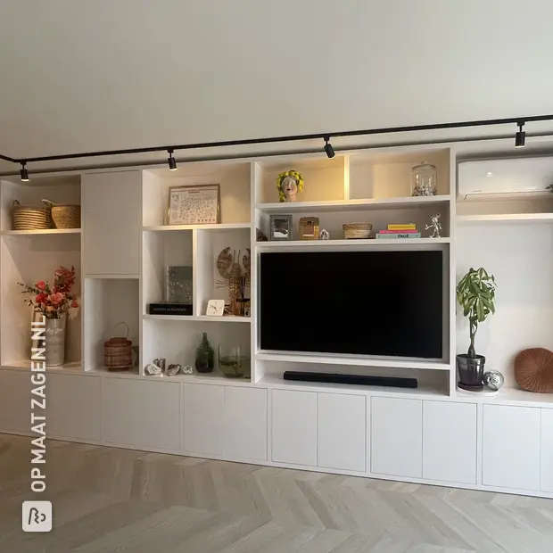 Witte dressoir met deuren en open vakken