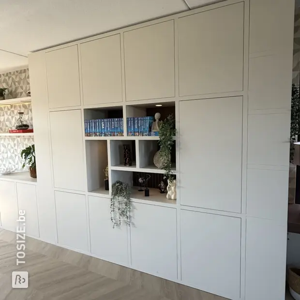 Meuble mural crème avec portes et compartiments ouverts