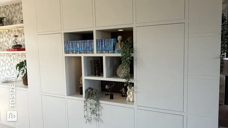 Wunderschöner Schrank mit Fächern und Bücherregal in Sandy Beach, von Lone