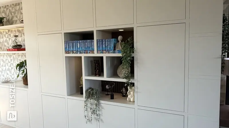 Bellissimo mobile con scomparti e libreria in Sandy Beach, di Lone