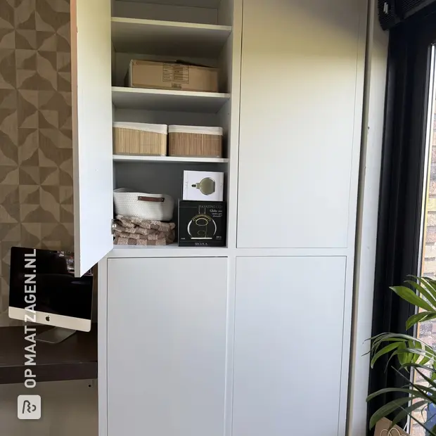 Witte dressoir met deuren en legplanken