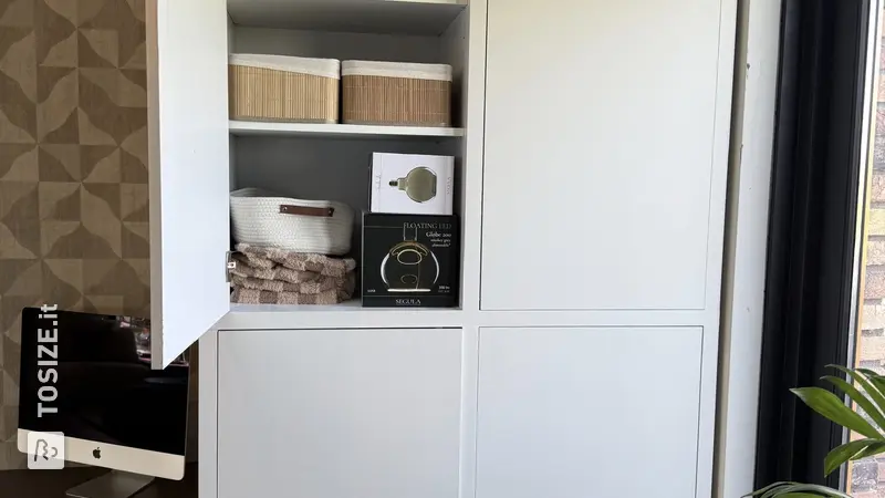 Elegante mobile a muro e credenza in color sabbia, di Lone