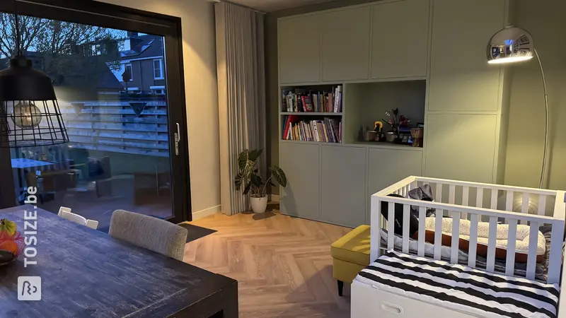 Meuble mural élégant pour salon, en MDF apprêté, par Arjan
