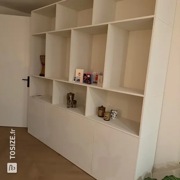 Meuble mural blanc avec compartiments et portes ouverts