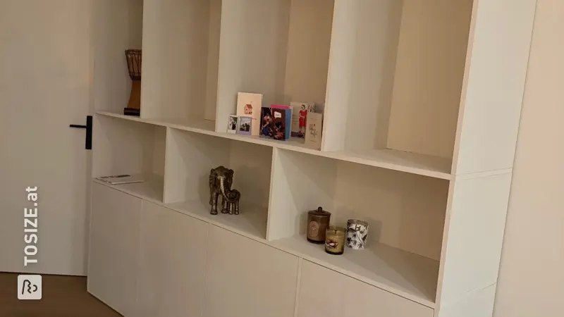Stilvoller Wohnzimmerschrank in der Farbe Singing Sand von Rilana