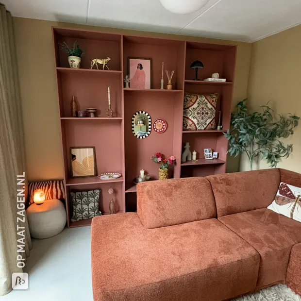 Rode boekenkast met open vakken en legplanken