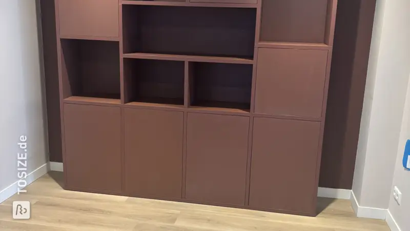 Sehr stabiler Schrank in geröstetem Braun, von Laura