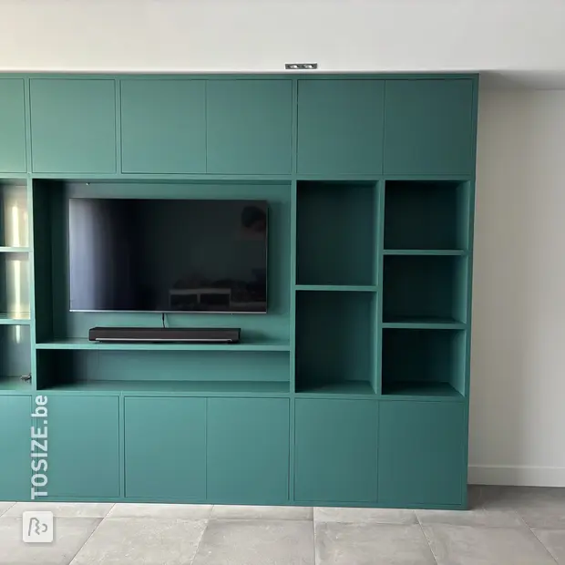 Groene kastenwand met deuren en open vakken
