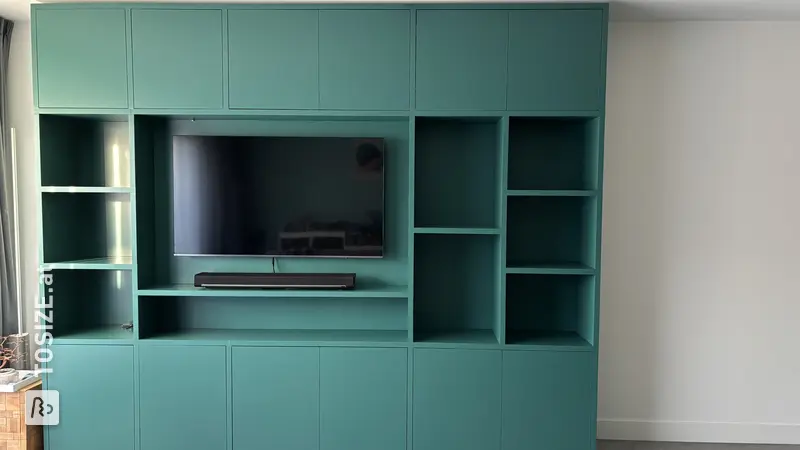 Maßgefertigter Wandschrank in Mangrovengrün, von Lars