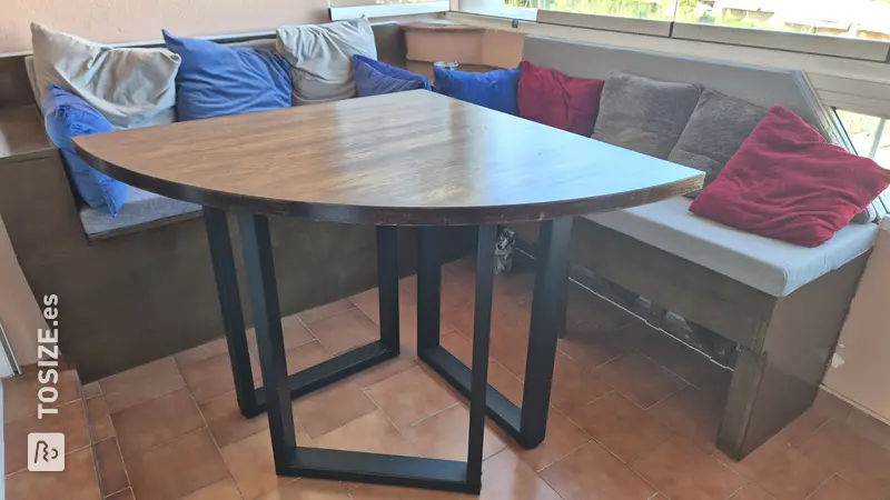 Mesa de comedor alta para terraza: la configuración perfecta para la esquina, por James