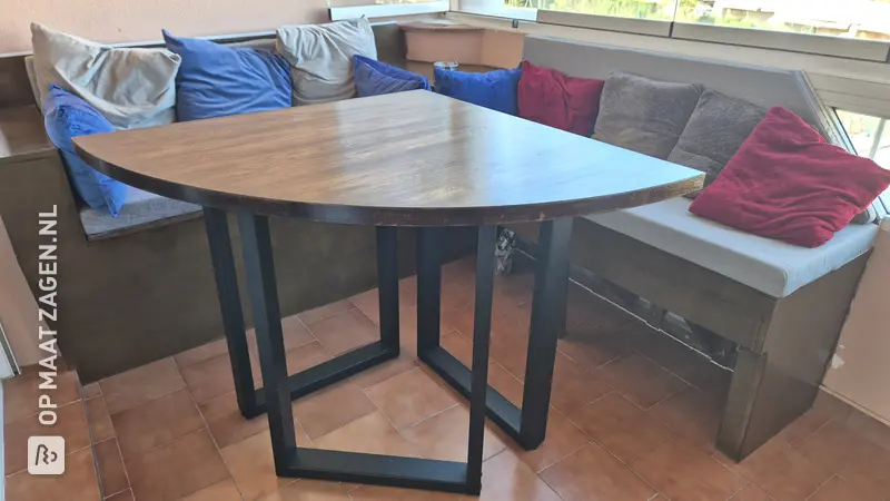Hoge eettafel voor op het terras: de perfecte hoekopstelling, door James
