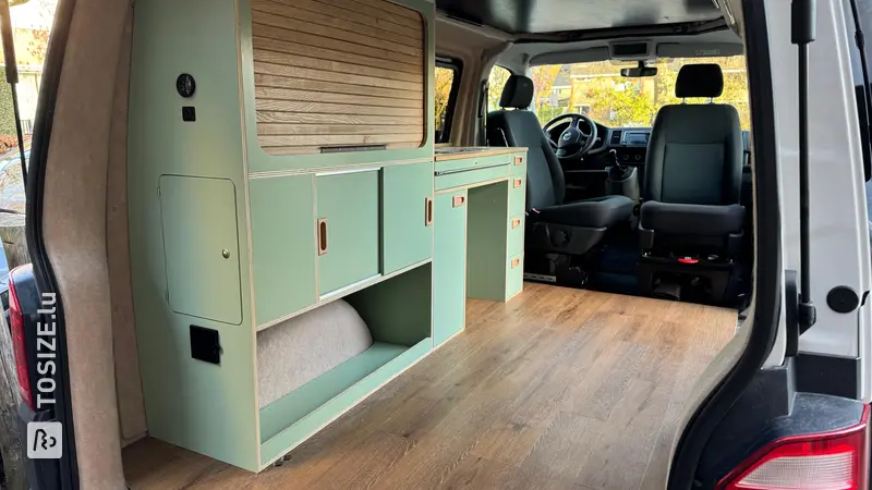 Wohnmobilschrank mit Rolltür im Volkswagen, von Emile
