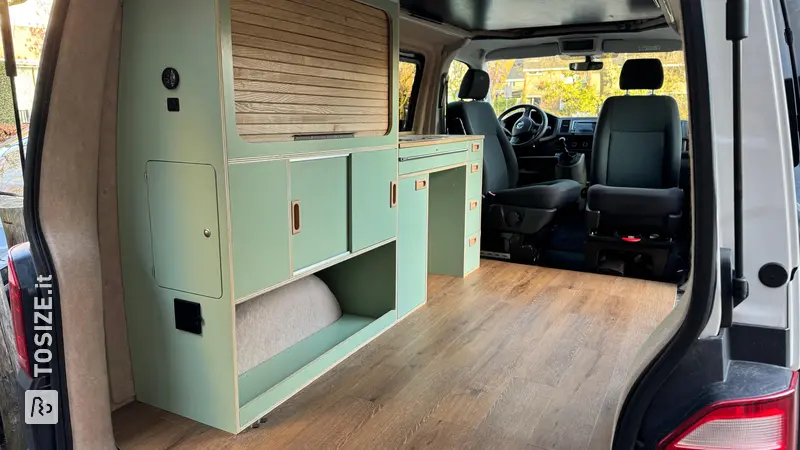 Armadio camper con porta avvolgibile in Volkswagen, di Emile
