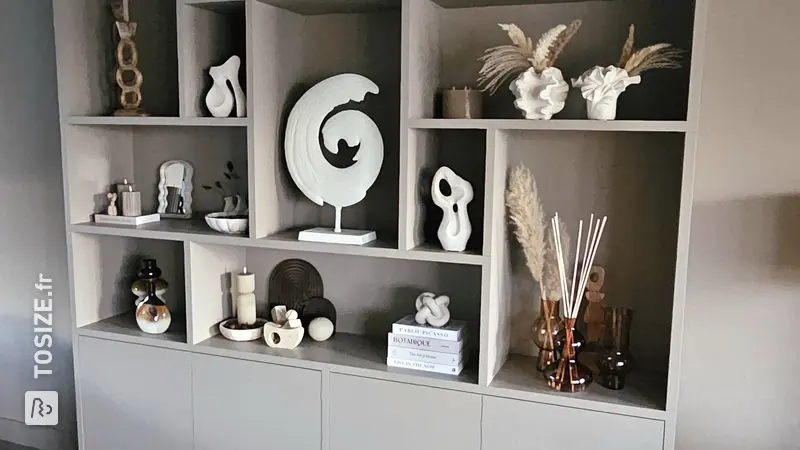 Étagère élégante de style Japandi, assortie au mur, par Ingeborg