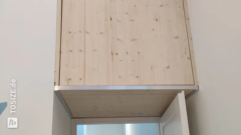 Stilvoller Einbauschrank über der Tür bei hoher Decke, von Christiaan