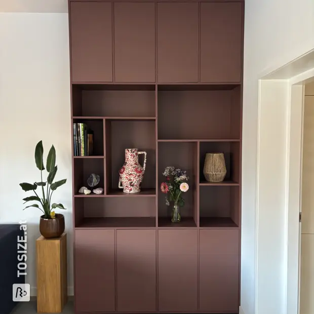 Roter Wandschrank mit Türen und offenen Fächern