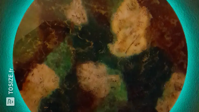 Un magnifique panneau mural alliant lumière et structure, par Anita