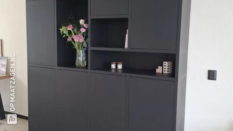 Grote Zwarte Kast met Veel Opbergruimte, door Sanne