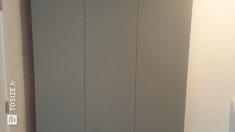 Armoire technologique intégrée en MDF laqué, par Stijn