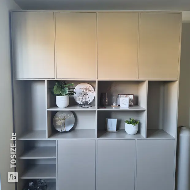 Meuble mural gris avec portes et compartiments ouverts