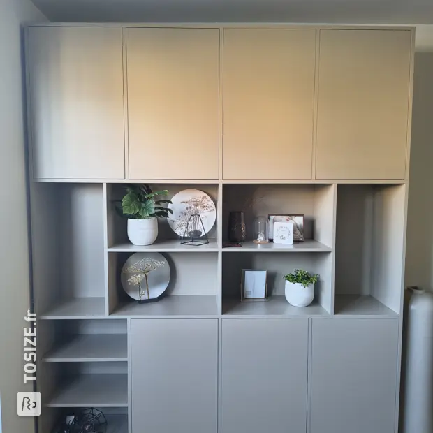 Meuble mural gris avec portes et compartiments ouverts