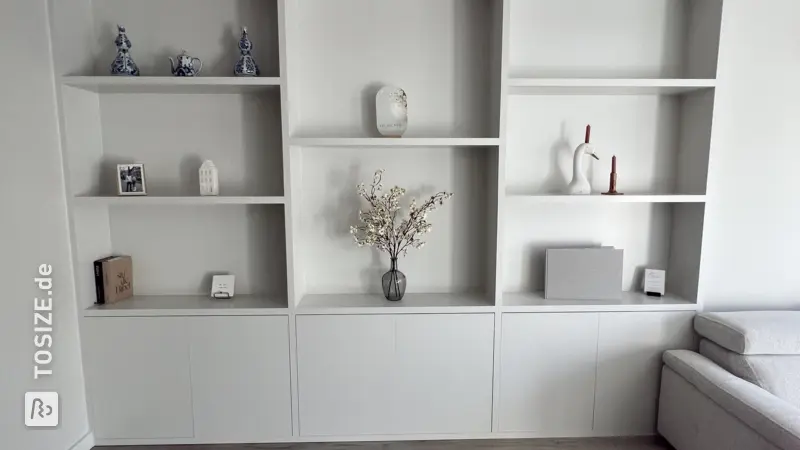 Maßgefertigter Einbauschrank für das Wohnzimmer, von Arjan