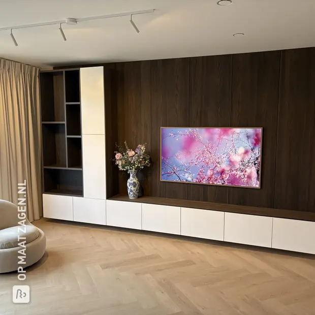 Donker (hout) kastenwand met open vakken en deuren