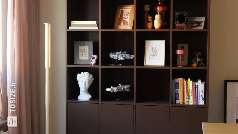 Élégant meuble à compartiments marron, un véritable atout charme, par Lotte
