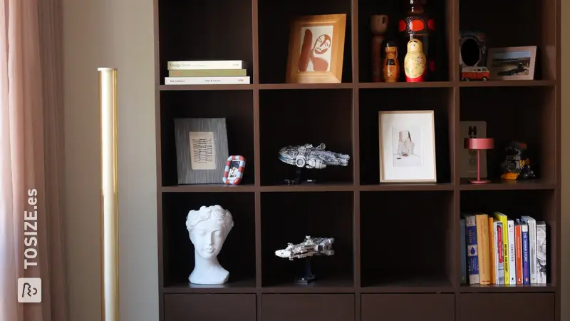 Elegante mueble marrón con compartimentos que captará todas las miradas, de Lotte.