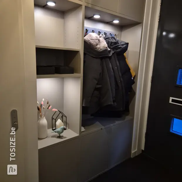 Meuble à chaussures gris avec portes et compartiments ouverts