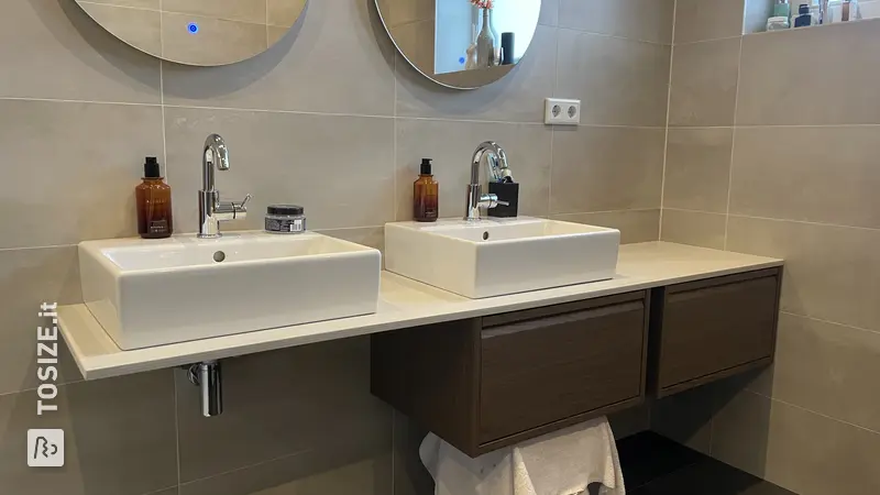 Elegante mobiletto da bagno con mensola, di Mark