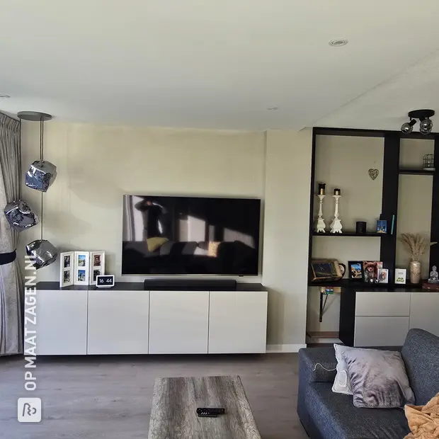 Witte dressoir met deuren en open vakken