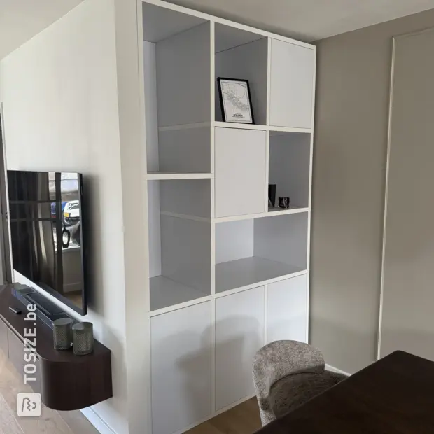 Witte kastenwand met open vakken en deuren