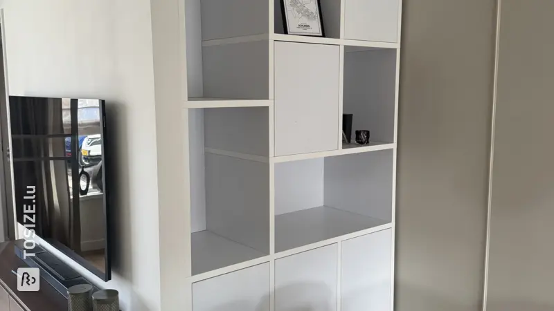 Selbstgebauter Schrank mit Fächern in grundiertem Weiß, von Nick