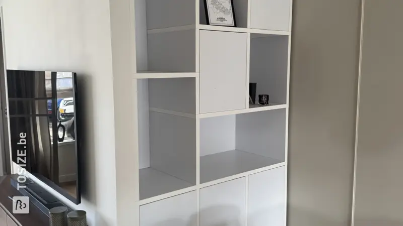 Meuble à compartiments fait maison, apprêté en blanc, par Nick