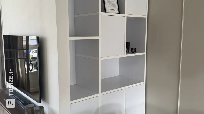 Meuble à compartiments fait maison, apprêté en blanc, par Nick