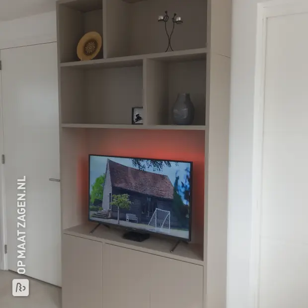 Crème dressoir met deuren en open vakken