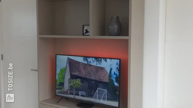 Meuble TV élégant couleur écru foncé pour le salon, par Marjan