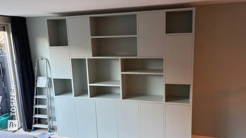 Création d'une grande armoire murale : l'armoire à compartiments, par Jan