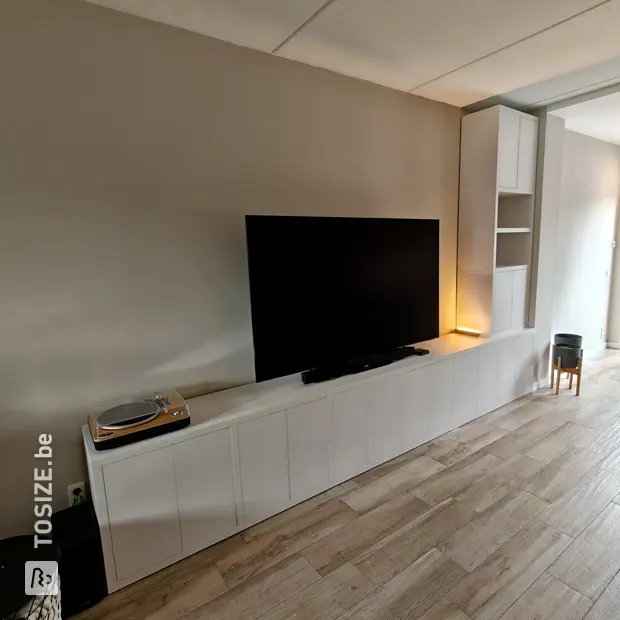 Witte kast met open vakken en deuren