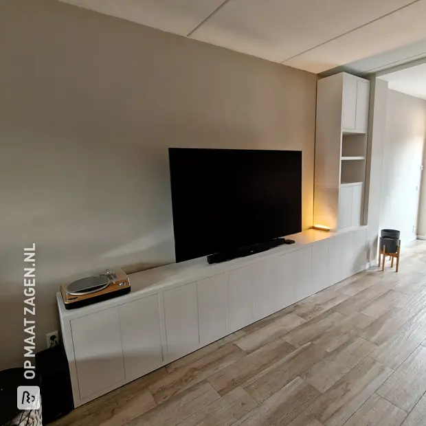 Witte kast met open vakken en deuren
