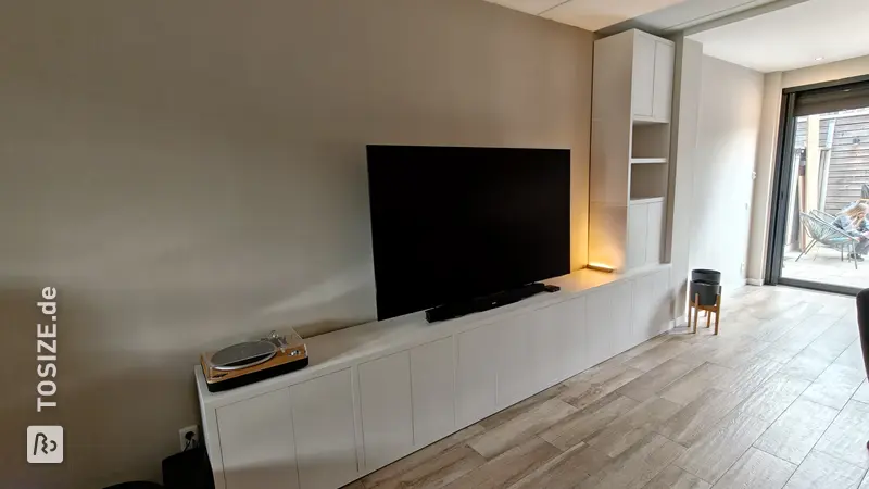 Großzügiger TV-Schrank für Ruhe und Stil, von Mattijs