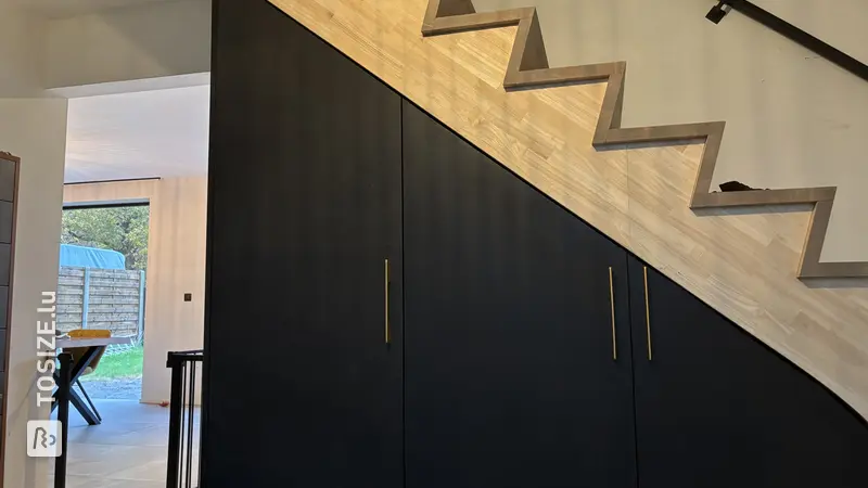 Placard élégant sous l'escalier avec rangement astucieux, par Sven