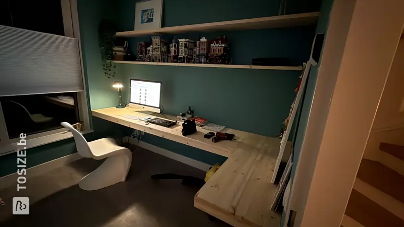 Bureau flottant avec étagères, par la famille Jansen