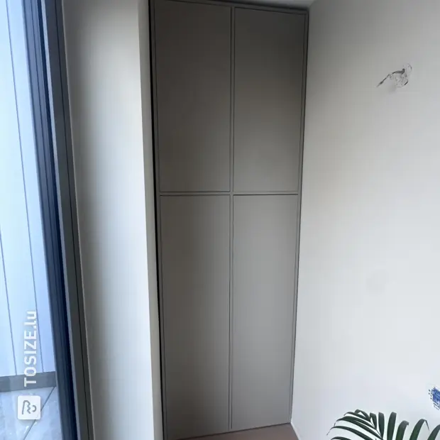 Meuble mural gris avec portes et compartiments ouverts