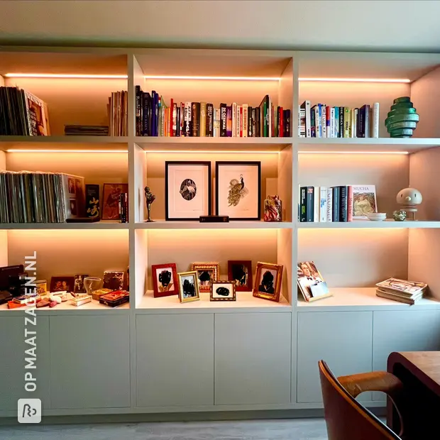 Grijze boekenkast met open vakken en deuren