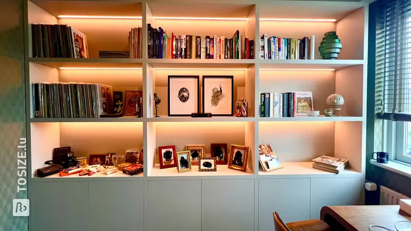 Armoire à compartiments élégante avec éclairage, par Nick