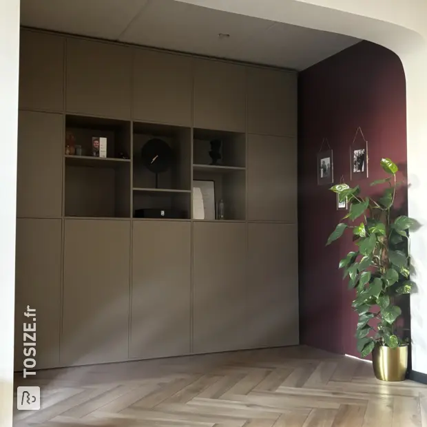 Buffet gris avec compartiments et portes ouverts