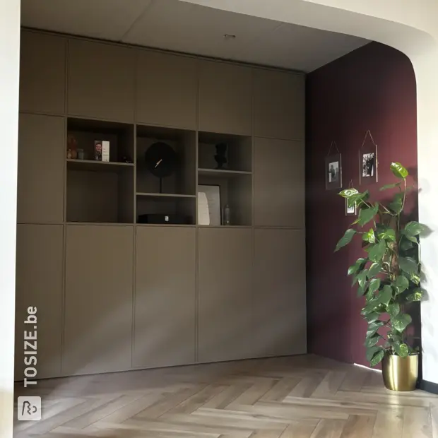 Grijze dressoir met open vakken en deuren