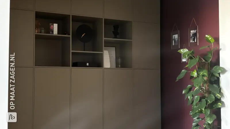 Elegante Dark Ecru Vakkenkast voor de Woonkamer, door Kelly